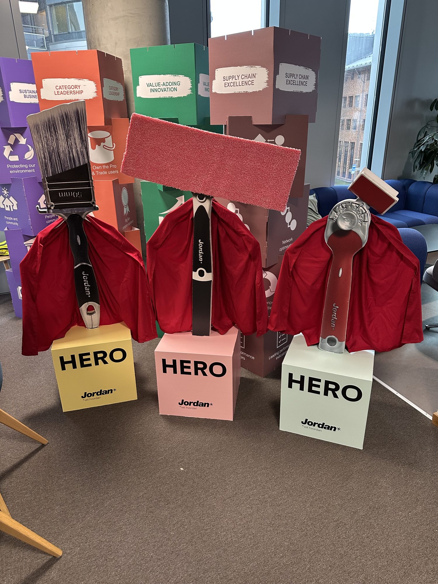 Jordan HERO-produkter stilt ut på fargede bokser